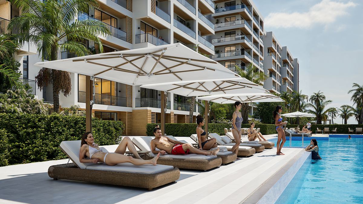 Шезлонги у бассейна во дворе Park Residences 5